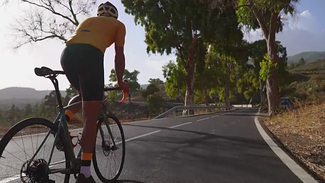 男子骑着自行车在空旷的道路上进行户外运动。极限运动概念。慢动作视频素材