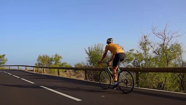 男子骑着自行车在空旷的道路上进行户外运动。极限运动概念。慢动作视频素材