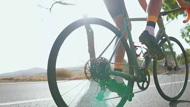 男子骑着自行车在空旷的道路上进行户外运动。极限运动概念。慢动作视频素材