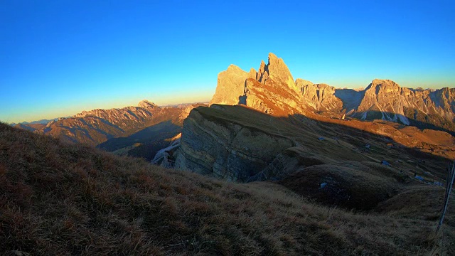 黄昏时分，塞塞达山顶美丽的白云石山脉的时间流逝。4 k。视频素材