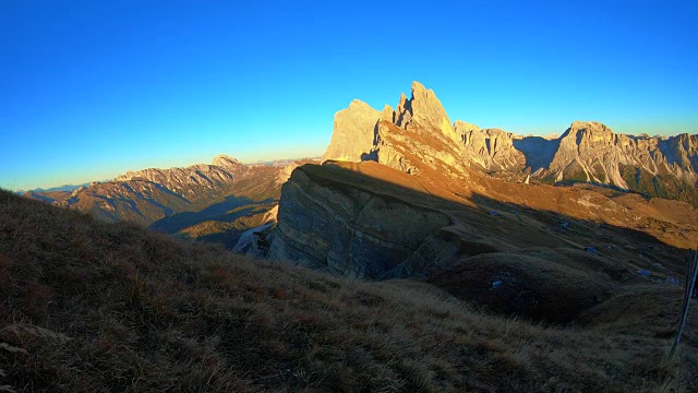 黄昏时分，塞塞达山顶美丽的白云石山脉的时间流逝。4 k。视频素材