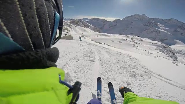 一个男人在山上滑雪的视频。——慢动作视频素材