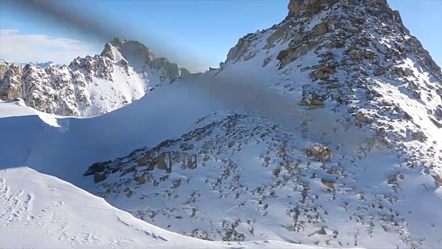 从直升飞机的窗口望出去，在山上滑雪。——慢动作视频素材