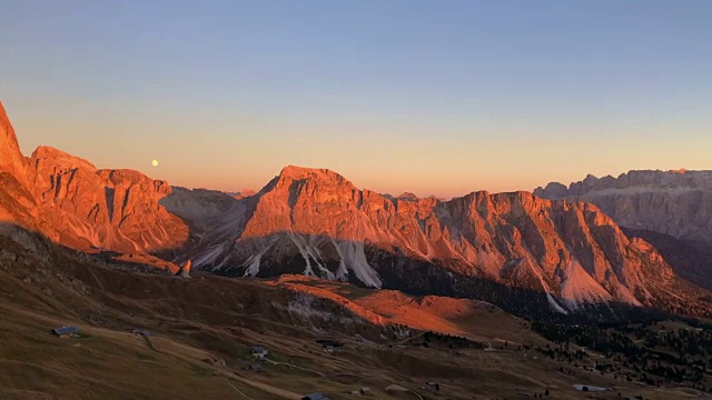 黄昏时分，在Seceda山顶发现美丽的Dolomites山。4 k。视频素材