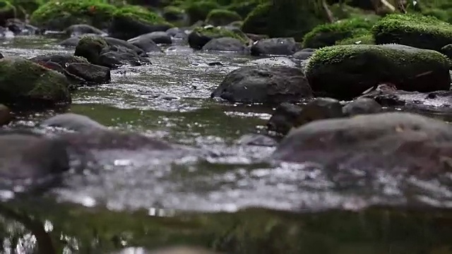 瀑布从岩石上流下来。视频素材