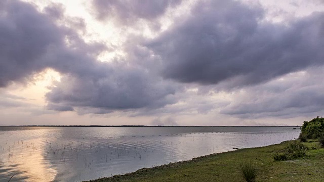 时间流逝的视频，鸟漂浮在湖上的日落视频素材