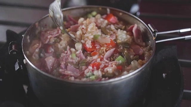 煮米饭。美味的食物准备户外工艺背景视频下载