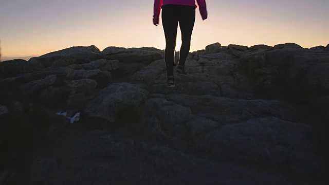 女人在日落山徒步旅行，冒险户外活动的生活方式视频下载