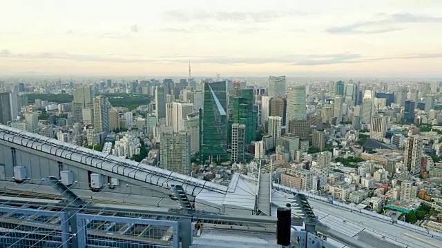 东京天空之树与建筑建筑在日本东京市视频素材