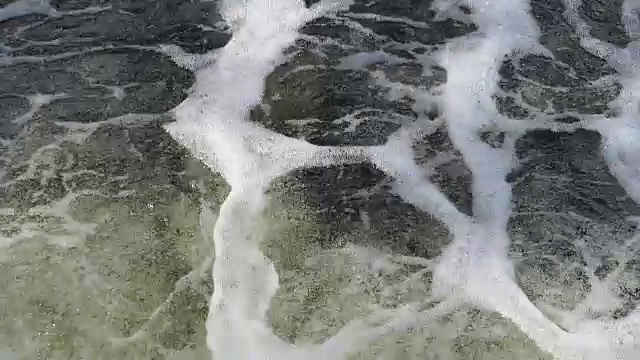 气泡的空气在水的质地。在堰旁的河流。户外背景。视频素材