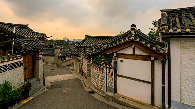 韩国首尔的北川韩屋村，落日余晖。北川韩屋村有数百座传统房屋。视频素材