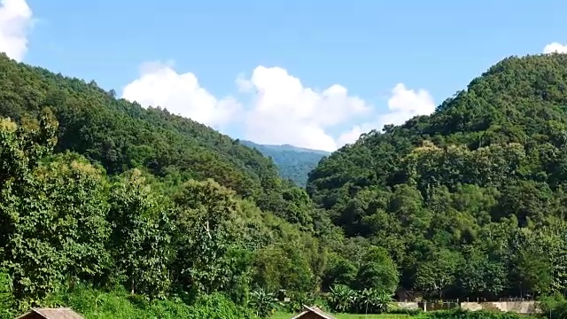 放大山脉、天空和田野视频素材