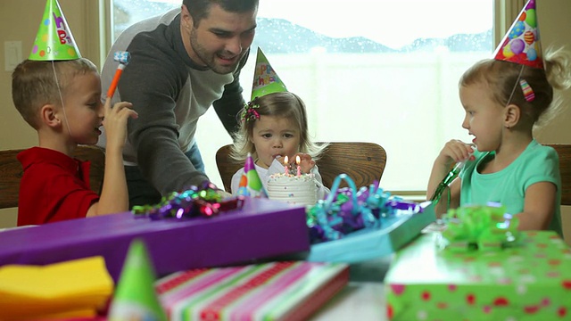 孩子们庆祝生日视频素材