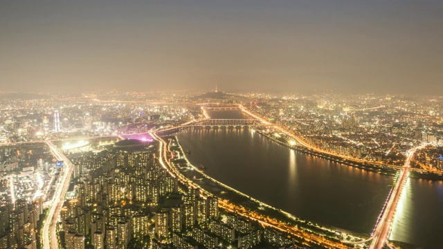 日落和首尔夜景沿着汉江与阴天视频素材