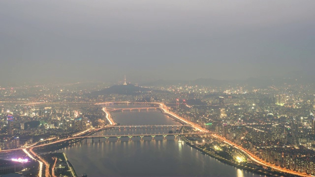 日落和首尔夜景沿着汉江与阴天视频素材