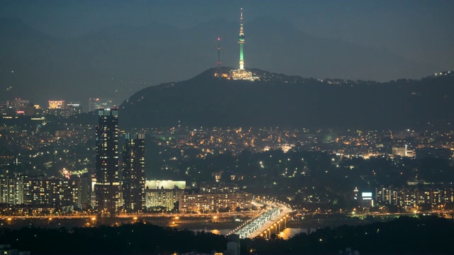 首尔城景周围的北首尔塔(著名的旅游景点)夜间视频素材