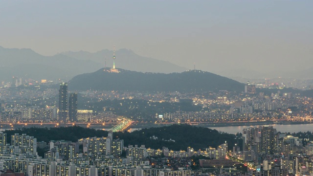 日落在首尔市中心附近的北首尔塔(著名的旅游景点)与阴天视频素材