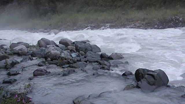 在俄罗斯阿尔泰山脉的一个多云的早晨，湍急的阿凯姆河流淌着视频素材