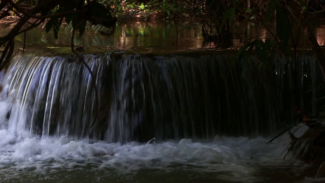 惊人的瀑布在奇妙的秋天森林，美丽的瀑布在热带雨林视频素材