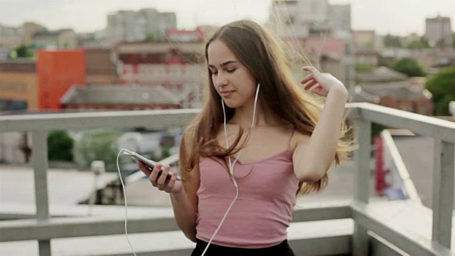 女孩听着智能手机mp3播放器里的音乐视频素材