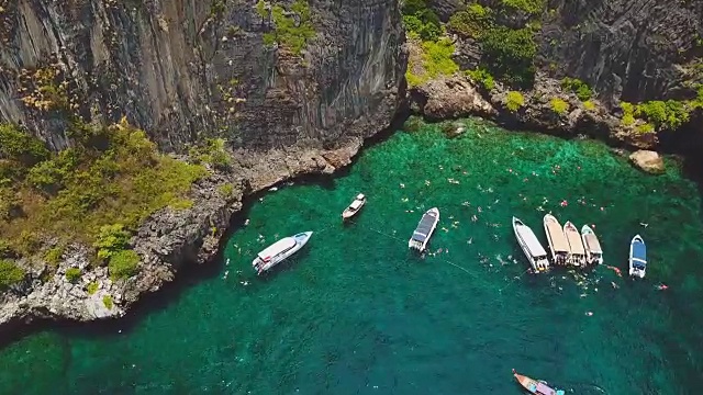 无人机拍摄的热带玛雅湾和石灰岩悬崖，皮皮岛，泰国视频素材