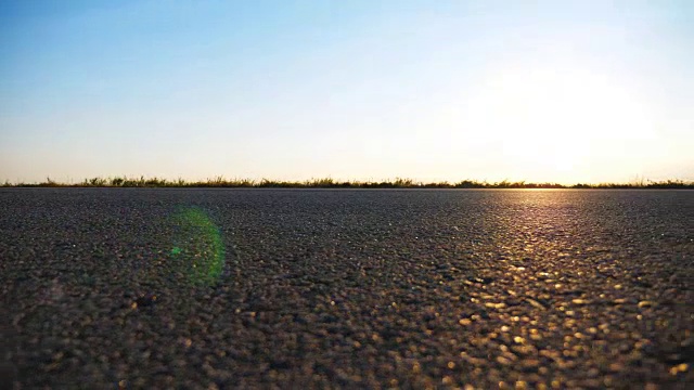 在乡村公路上高速行驶的汽车。汽车行驶在高速公路上，背景是美丽的风景。旅行的概念。侧视图慢镜头视频素材