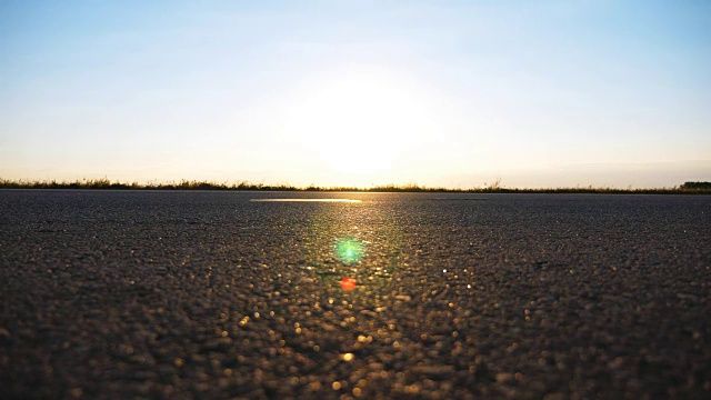 汽车行驶在柏油路上，背景是美丽的风景。车辆在乡村公路上行驶。乡间小路的景色。特写慢动作视频素材