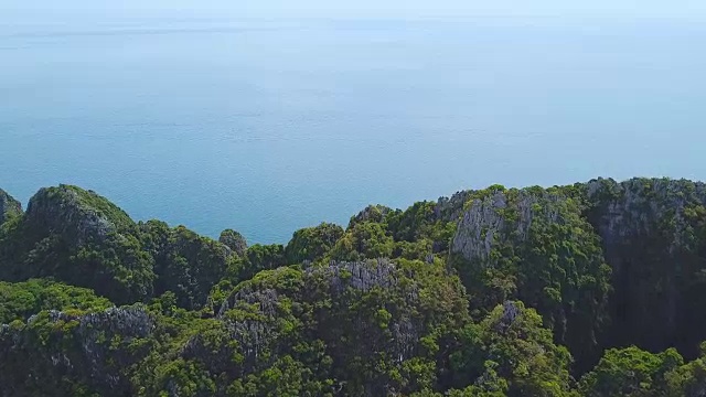 无人机拍摄的热带玛雅湾和石灰岩悬崖，皮皮岛，泰国视频素材