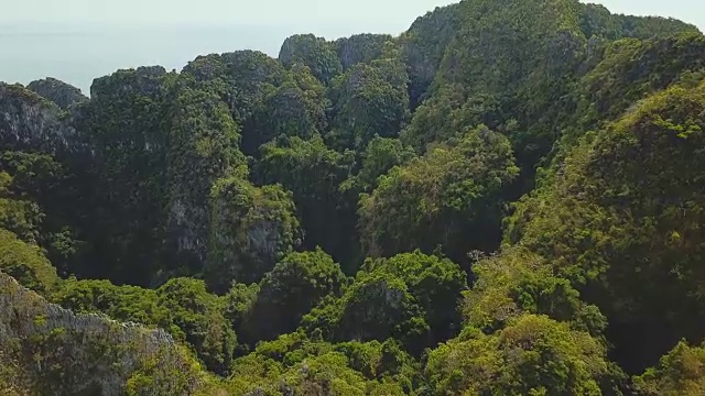 无人机拍摄的热带玛雅湾和石灰岩悬崖，皮皮岛，泰国视频素材