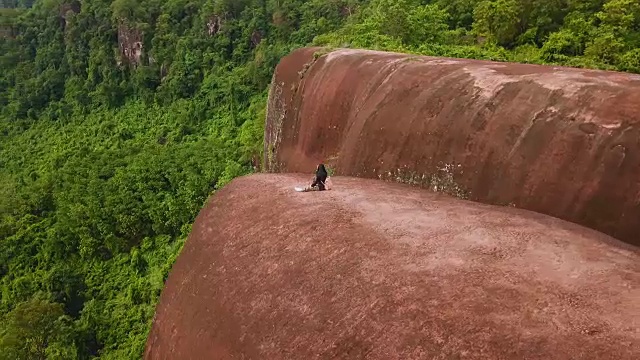 站在山顶的年轻亚洲女人视频素材