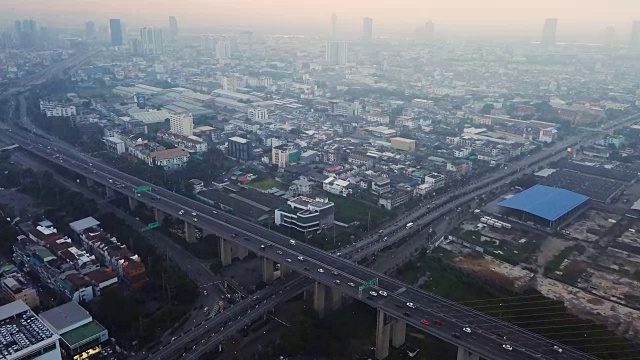 公路交汇处鸟瞰图。桥梁道路在结构上呈字母x交叉的建筑概念。前视图。城市，曼谷，泰国。视频素材