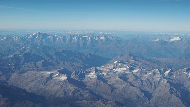 在秋天飞越欧洲阿尔卑斯山。勃朗峰和冰川的景观。从飞机窗口鸟瞰图视频素材