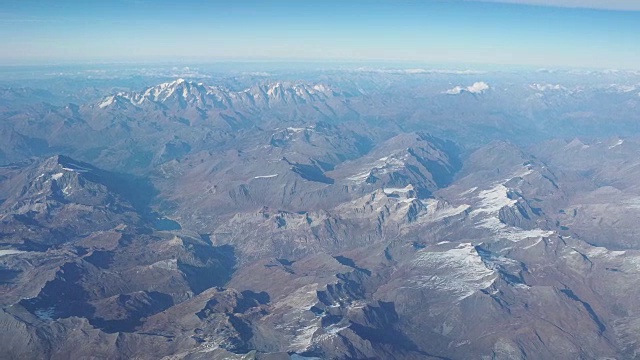 在秋天飞越欧洲阿尔卑斯山。勃朗峰和冰川的景观。从飞机窗口鸟瞰图视频素材