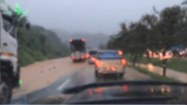 驾驶汽车在雨天和水淹没道路视频素材