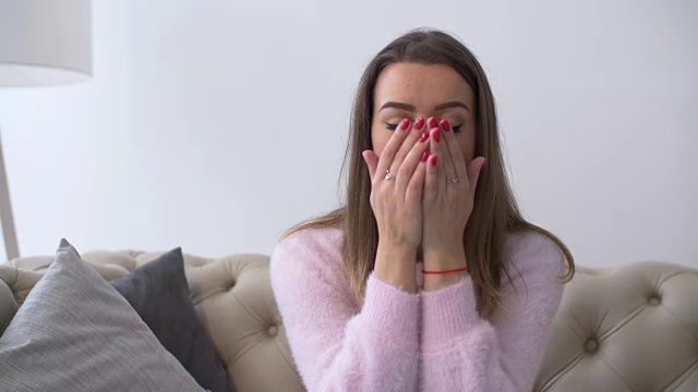 孤独绝望的成年女人在家里哭泣视频素材