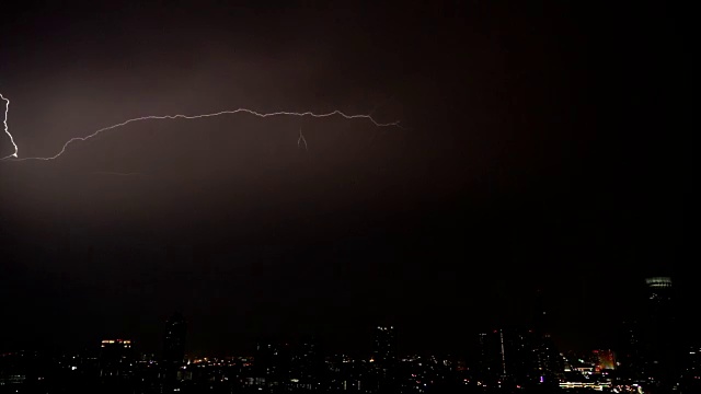 4K慢镜头闪电与雷暴云夜间在曼谷城市景观河边，泰国，自然和城市景观概念视频素材