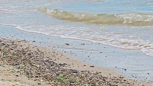 海浪拍打着海岸线视频素材