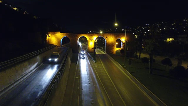 伊兹密尔夜景，交通航拍，水道，伊兹密尔城市，夜晚的摩天大楼，无人机，夜灯，视频素材