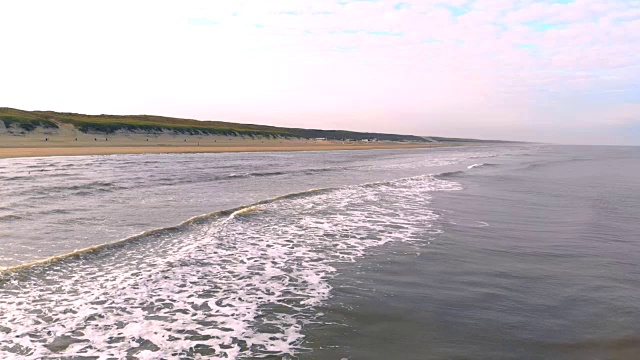 海浪在后院太阳的背景下向海岸移动。荷兰Zanvoort视频素材