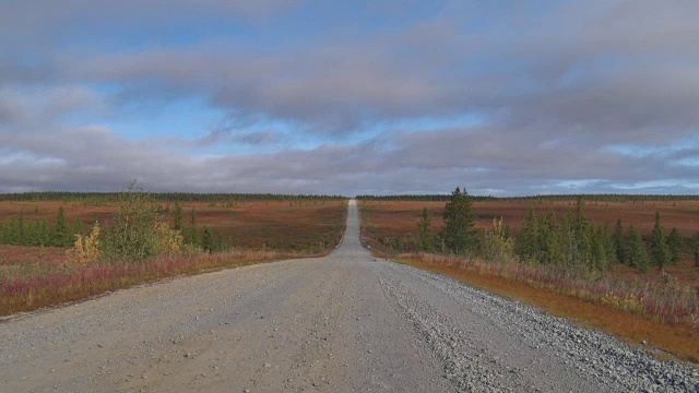 苔原之间的公路上的汽车视频下载