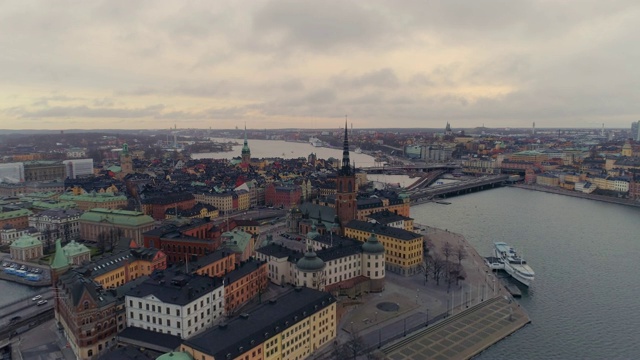 飞越斯德哥尔摩城。鸟瞰图的老城和Riddarholmen城市景观天际线。一架无人机飞向瑞典斯德哥尔摩市中心一座岛屿上的历史建筑视频下载