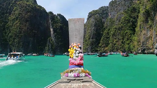 长船和蓝色的水玛雅湾在皮皮岛，泰国甲米视频素材