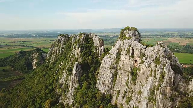 泰国石灰岩山鸟瞰图视频素材