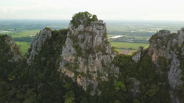 泰国石灰岩山鸟瞰图视频素材