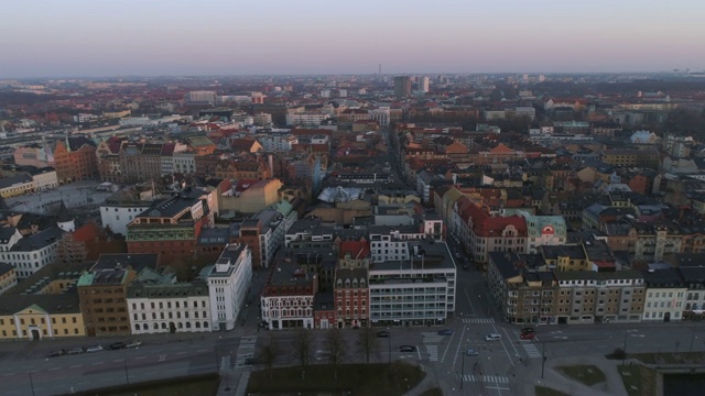 天线:Malmö黄昏的城市。无人机飞过城市街道，建筑和运河视频下载