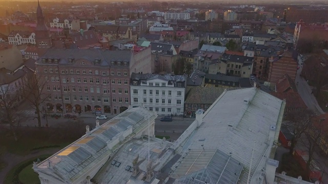 一架无人机在隆德市和隆德大学大楼上空飞行。日落时城市天际线的鸟瞰图视频下载