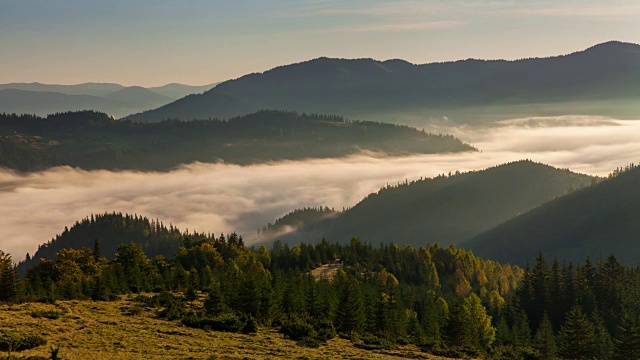 山中朦胧的黎明。美丽的风景。间隔拍摄视频素材