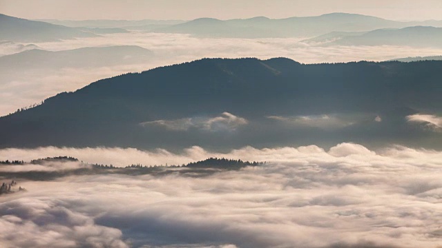 山中朦胧的黎明。美丽的风景。间隔拍摄视频素材