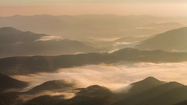 山中朦胧的黎明。美丽的风景。间隔拍摄视频素材