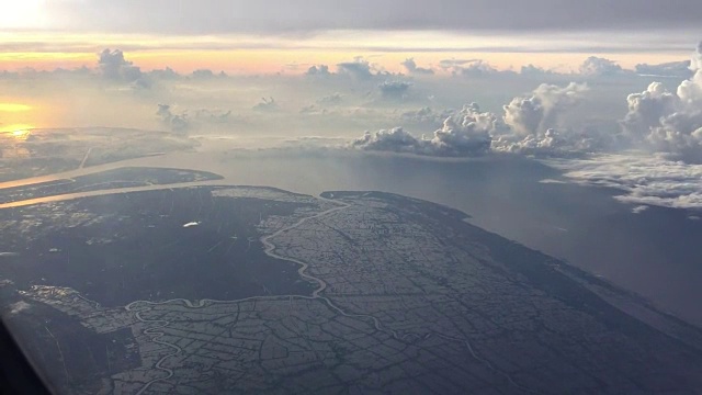 窗外俯瞰越南海岸日出美景视频下载